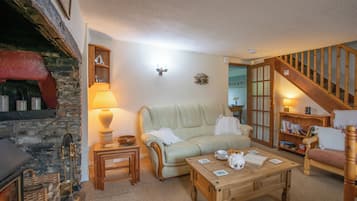 Cottage, 3 Bedrooms | Egyptian cotton sheets, desk, bed sheets