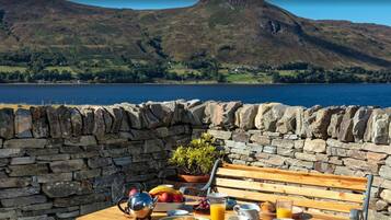 Premium bedding, down duvets, individually decorated, free WiFi