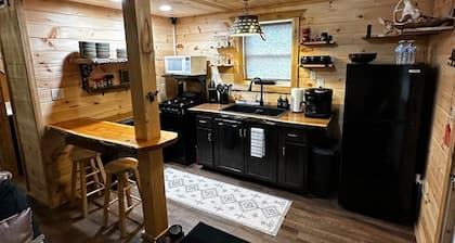 Charming cabin in delightful Montague with WiFi, AC, and parking