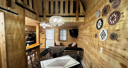 Charming cabin in delightful Montague with WiFi, AC, and parking