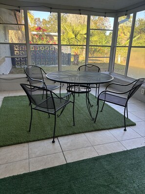 Dining - Charming 3-bedroom house with WiFi and AC in brilliant New Port Richey (New Port Richey)