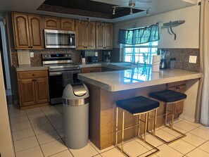 Microwave, oven, stovetop - Charming 3-bedroom house with WiFi and AC in brilliant New Port Richey (New Port Richey)