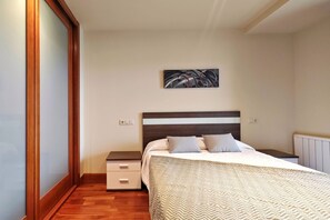 1 dormitorio, tabla de planchar con plancha, cuna de viaje y wifi