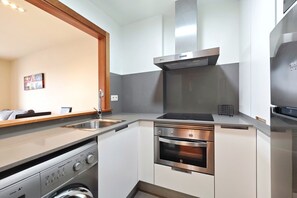 Frigorífico, horno, placa de cocina y cafetera o tetera