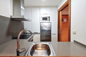 Jääkaappi, uuni, liesi, kahvin-/teenkeitin