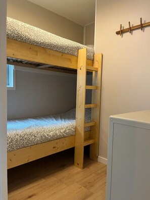 2 bedrooms, desk, WiFi, bed sheets