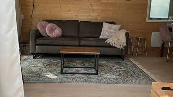 Een televisie en een open haard