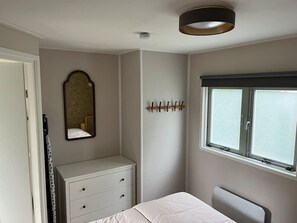 2 bedrooms, desk, WiFi, bed sheets