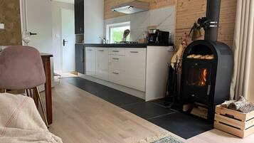 Een koelkast, een vaatwasser, een koffiezetapparaat/waterkoker