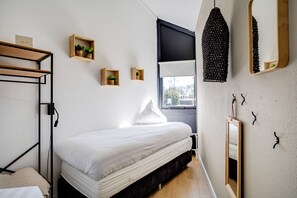 2 bedrooms, desk, WiFi, bed sheets