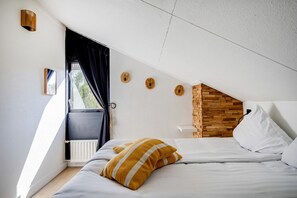 2 bedrooms, desk, WiFi, bed sheets