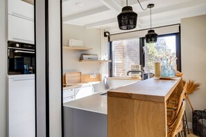 Fridge, microwave, oven, stovetop