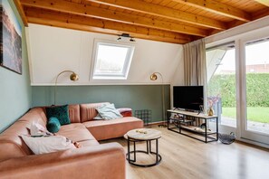 TV, stereo - Gekraagde Roodstaart | Bungalow met fijne groene tuin (Zwiggelte)