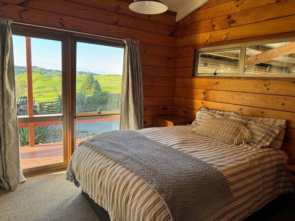 5 bedrooms, iron/ironing board, WiFi, bed sheets