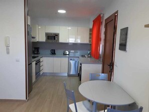 Geladeira, micro-ondas, fogão, lava-louças