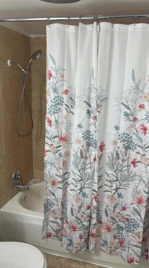 Baignoire Ă jets, sĂšche-cheveux, serviettes fournies, savon