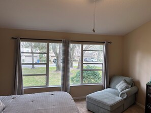1 dormitorio, tabla de planchar con plancha, wifi y ropa de cama