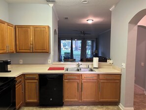 Microondas, horno, parrilla de estufa y lavavajillas