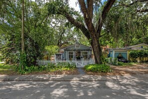 Unclassified image, 3 of 21, button