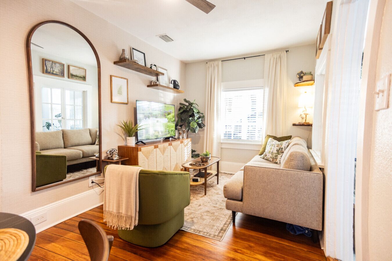 Smart TV, books, offices