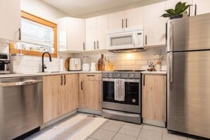 Een koelkast, een microgolfoven, een oven, een kookplaat