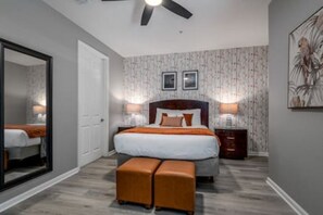 3 soverom, skrivebord, strykejern/-brett og reiseseng for barn