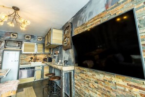 Réfrigérateur, four à micro-ondes, surface de cuisson, lave-vaisselle