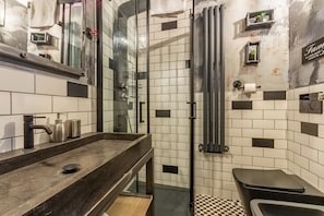 Douche, sĂšche-cheveux, bidet, serviettes fournies