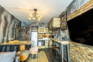 Réfrigérateur, four à micro-ondes, surface de cuisson, lave-vaisselle