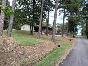 Property grounds - Charming 3-bedroom 2 bath house with WiFi and AC in fabulous Paris Arkansas (Paris)