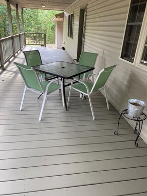 Outdoor dining - Charming 3-bedroom 2 bath house with WiFi and AC in fabulous Paris Arkansas (Paris)
