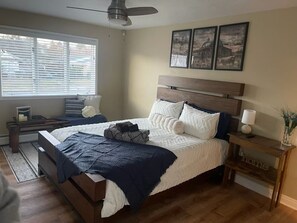 1 bedroom, iron/ironing board, WiFi, bed sheets - Charming 2 -bedroom cottage farmhouse  with WiFi and AC in Old Forge (old forge)