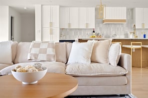 Smart TV, chimenea y tenis de mesa
