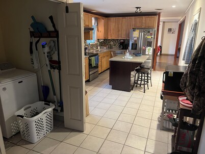 Spacious 4-BR, 3 BA house in charming Oxford. Less than 3 miles to square & OM.