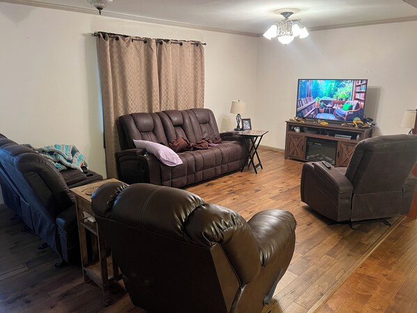 TV connectée, cheminée, jeux vidéo, lecteur de DVD