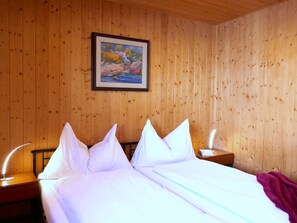 2 soverom, skrivebord og internettilgang