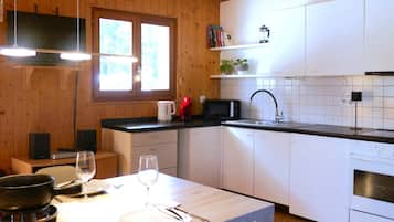 Fridge, microwave, oven, cookware/dishes/utensils