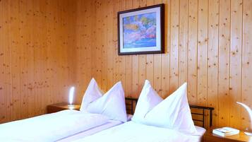 2 bedrooms, desk, internet