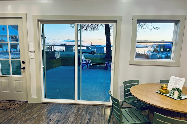 Cabin, Patio, Lake View | Living area | 32-inch flat-screen TV with cable channels