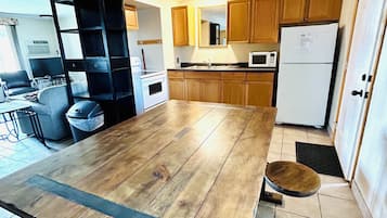 Suite, Courtyard View | Private kitchen