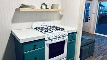 Cabane, patio, vue lac | Cuisine privée | Mini réfrigérateur, micro-ondes dans l'espace commun