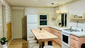 Cabane, patio, vue lac | Cuisine privée | Mini réfrigérateur, micro-ondes dans l'espace commun