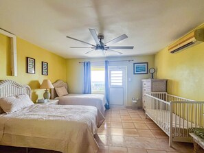 5 quartos, escrivaninha, ferros/tábuas de passar roupa, berço de viagem
