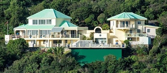 Villa Luminara: Lux Pool, Garden, Retreat & Beach