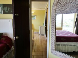 5 Schlafzimmer, Zimmersafe, Schreibtisch, Bügeleisen/Bügelbrett