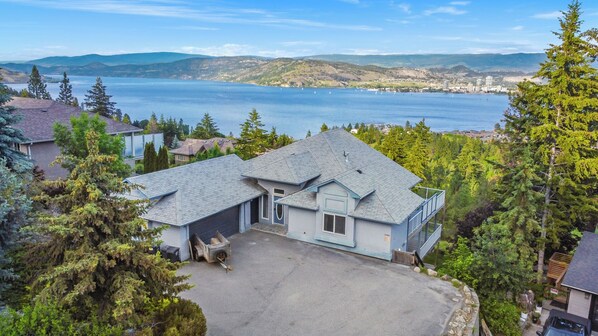 Exterior - Lake Views Beach Suite - 6 min to downtown Kelowna (West Kelowna)