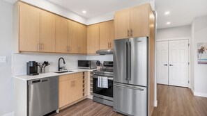 Private kitchen - Lake Views Beach Suite - 6 min to downtown Kelowna (West Kelowna)