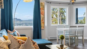 Living area - Lake Views Beach Suite - 6 min to downtown Kelowna (West Kelowna)