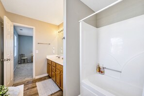 Hair dryer, towels, soap, shampoo - New Rental! Spacious 4-bedroom home in Ocean Isle Beach. 5 minute walk to beach! (Ocean Isle Beach)