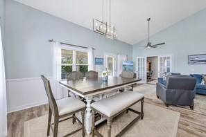 Dining - New Rental! Spacious 4-bedroom home in Ocean Isle Beach. 5 minute walk to beach! (Ocean Isle Beach)